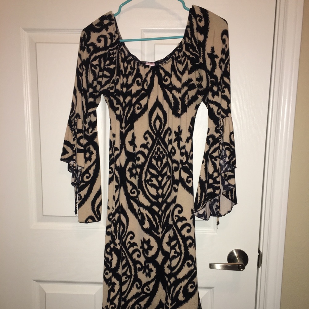Flowy arm dress